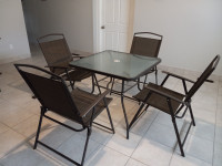 PATIO TABLLE WITH UMBRELA  HOLE  AND 4 FOLDING CHAIRS
