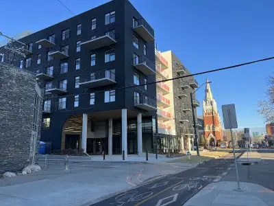 Mercury block 1 bedroom plus den lease takeover