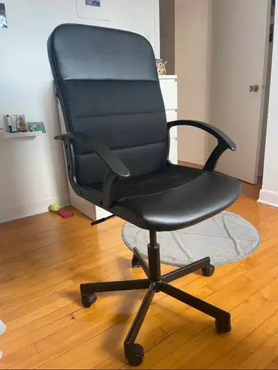 Chaise de bureau noire à roulettes en bon état. Accoudoirs. Hauteur ajustable.
