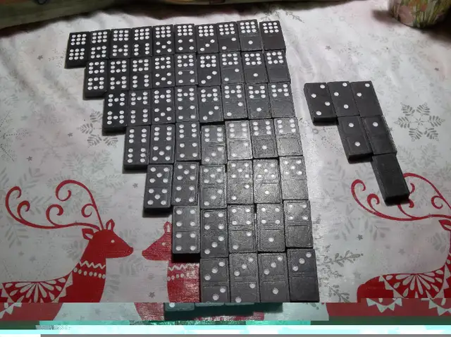Jeu Dominos en bois. Double neuf. in Toys & Games in Trois-Rivières - Image 3