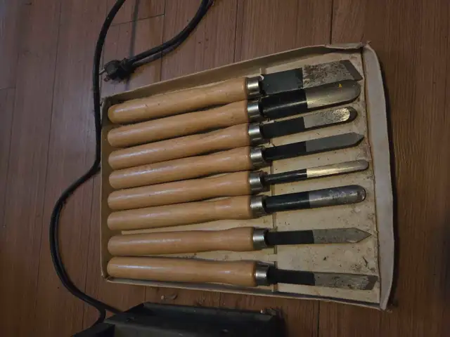 CAI wood turning lathe and chisel set  in Power Tools in Hamilton - Image 3