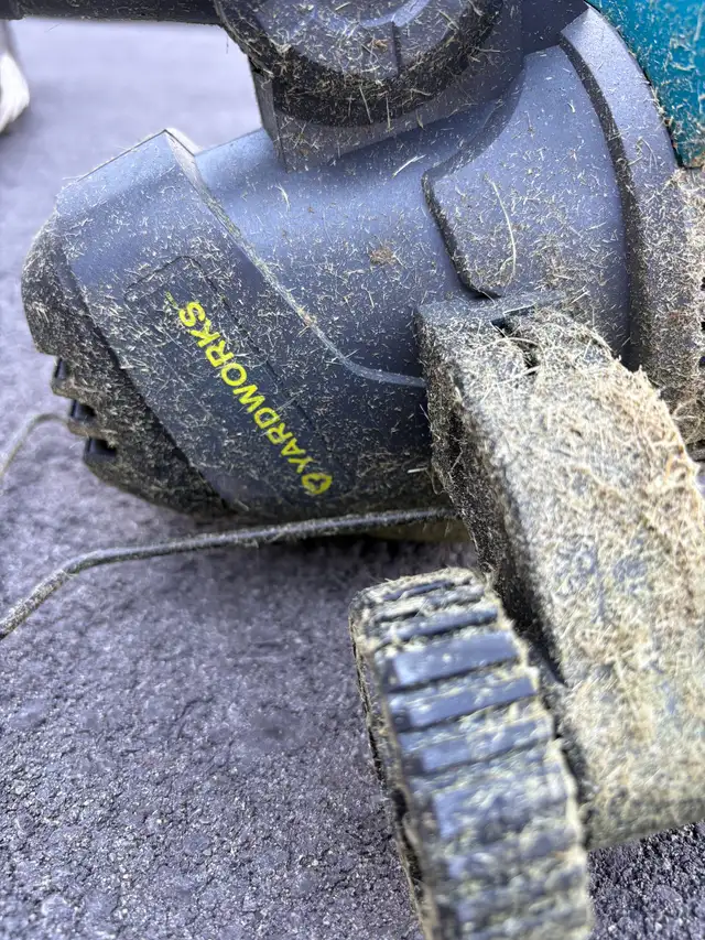 Yardworks Electric Grass Trimmer in Lawnmowers & Leaf Blowers in Hamilton - Image 5