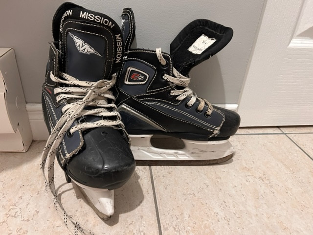 Patins ajustables jeune 13-3 dans Patins et patins à roulettes  à Sherbrooke