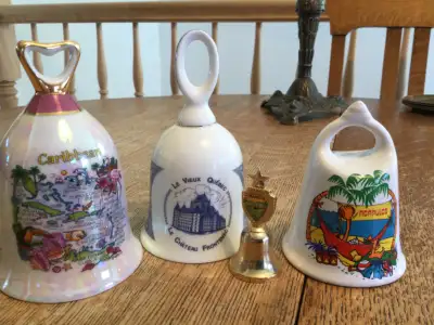 4 Cloches en lot ou a l'unité collectionneur  ou Jeu, View more