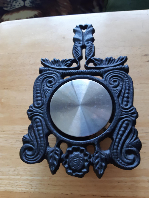 Vintage Williamsburg Cast Iron Electric Warmer Trivet in Arts & Collectibles in St. Catharines