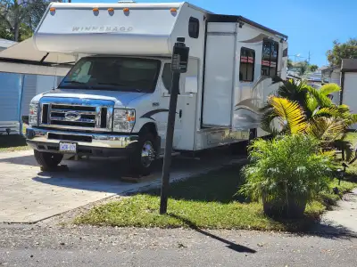2013 - 32 FOOT WINNEBAGO MINNIE WINNIE CLASS C MOTORHOME THIS LOW MILEAGE (67,500 km), EXCELLENT CON...