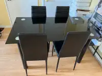 Table avec 4 chaises 