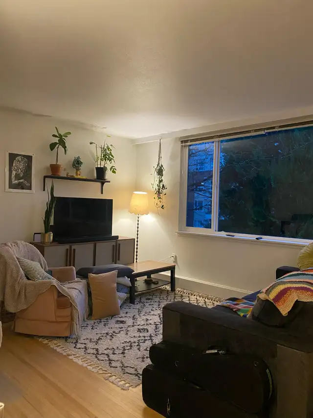 Bright Centrally Located One Bedroom Suite – DT New Westminster