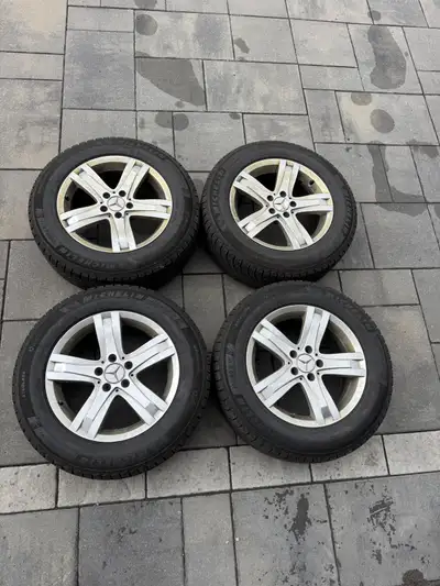 Je vends un ensemble de quatre pneus d'hiver Michelin X-Ice montés sur des jantes Mercedes-Benz GLK...