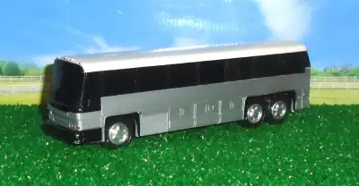 Modèle Vintage...Autobus tirelire d'occasion...Mesure 10 pouces...Tout plastique...Manque la trappe...