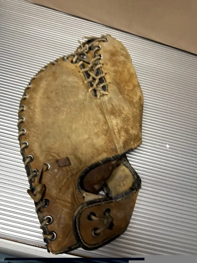 Vintage Trapper Leather Baseball Glove in Arts & Collectibles in Ottawa - Image 5