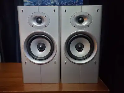 Comme sur les images : Enceintes 2 voies style étagère de qualité Quest modèle QB6NX flambant neuve...