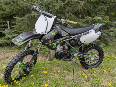 Fast little 2 stroke bike. Comes with a 2nd set of plastics, new sand paddle tire, an extra expansio...