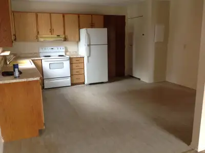 Down town Pembroke, Spacious, Clean, Close to all conveniences, Walking distance to River side park...