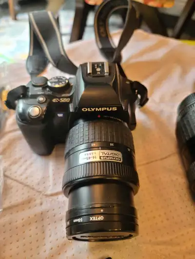 In very good condition minus thwvon off buttons that broke..but easy cheap fix for it 3 lenses,flash...