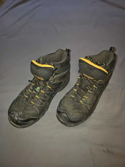 These are a pair of well-worn men's CSA safety work boots in US size 7, perfect for construction or...