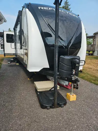 2022 Grand Design reflection trailer 31.5 RLTS 38 Feet three slides this trailer has only 70 km on i...