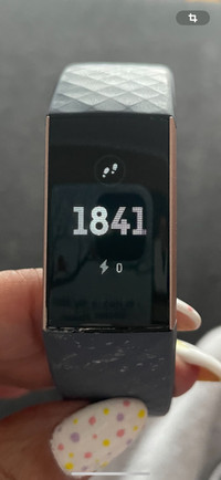 Fitbit 4 avec chargeur porter quelques fois comme neuve
