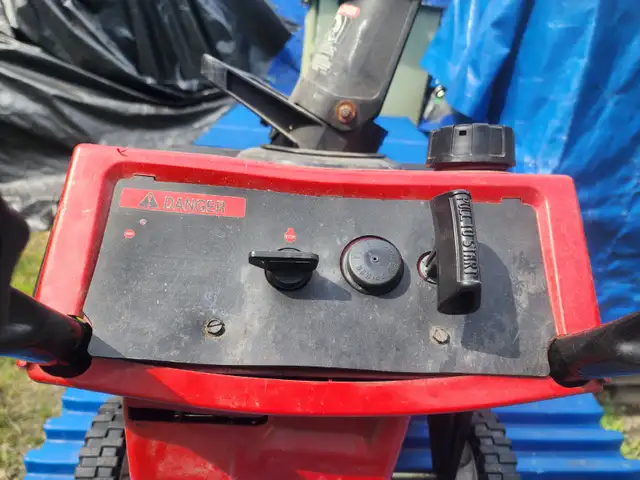 Toro Piwerlite 98cc Engine 16" Width/Cut 2 Stroke Snowblower in Snowblowers in Windsor Region - Image 9