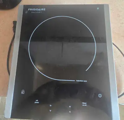 1300W Frigidaire Induction Cooktop **** Pick-up in Sundre ****