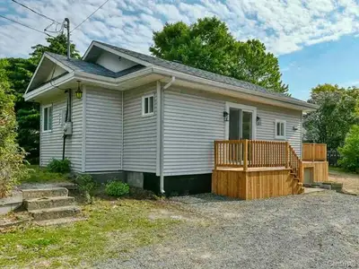 Charmante petite maison idéale pour premiers acheteurs, personne seule ou couple. Bien entretenue et...