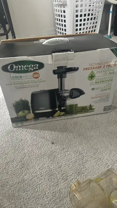 Selling Omega H3000D Cold Press Juicer in great condition. ✨ Slow masticating technology (high juice...
