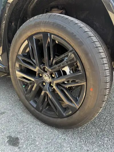 Toyo Open Country H/T 235/50R20 Mags Toyota Rav4 XSE 20" x 7.5" 5 x 114.3 Les pneus et les mags sont...