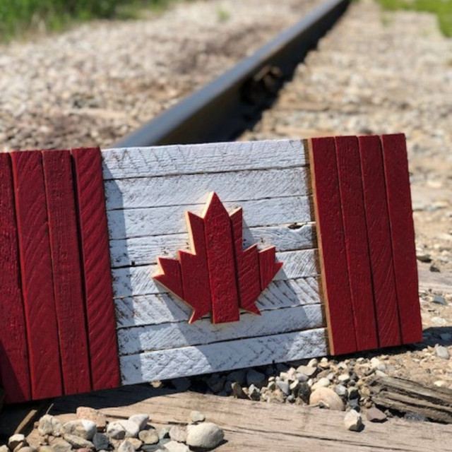 Rustic, Wooden Canada Flags in Hobbies & Crafts in Ottawa - Image 3