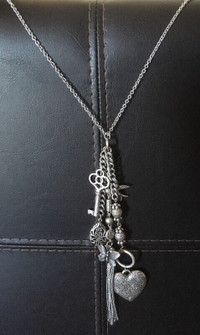 Trinkets necklace / Collier à breloques