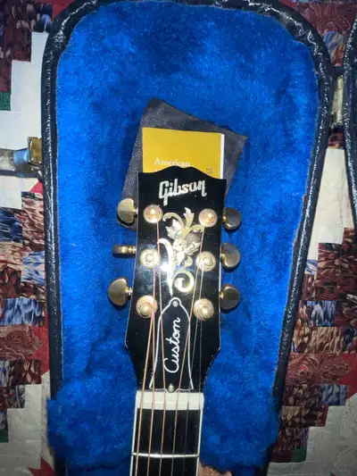 The 2010 Gibson J-45 Custom Rosewood features a classic Sitka Spruce top, rich Indian Rosewood back...