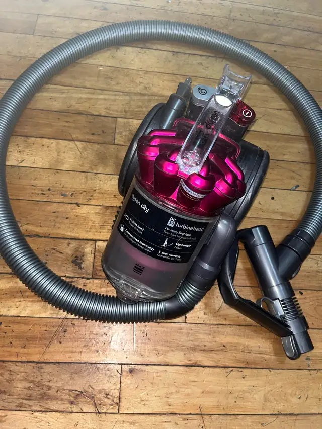 Dyson d26 corded vacuum/aspirateur in Vacuums in City of Montréal - Image 2