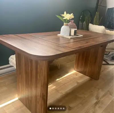 Superbe table en noyer plaqué. Vraiment stylée et élégante, De très bonne qualité, elle est comme ne...