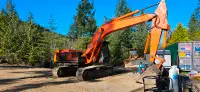 1997 Hitachi EX270 Excavator with digging bucket and thumb