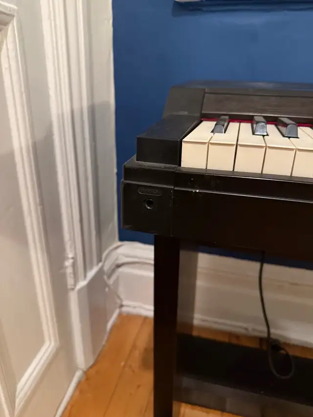 Roland digital piano  in Pianos & Keyboards in City of Montréal - Image 5