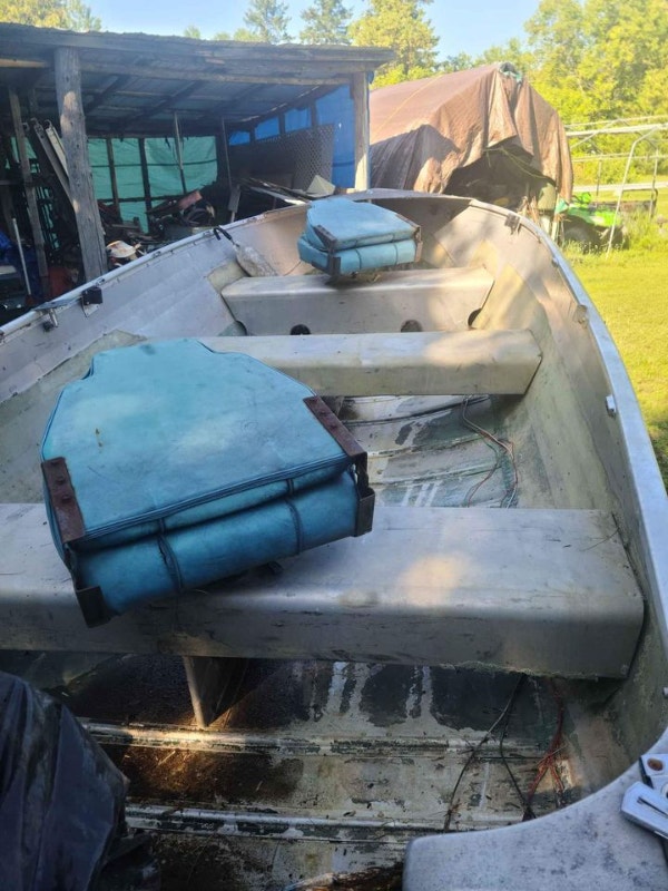 14 Feet fishing boat / Mercury motor / trailer and life jackets