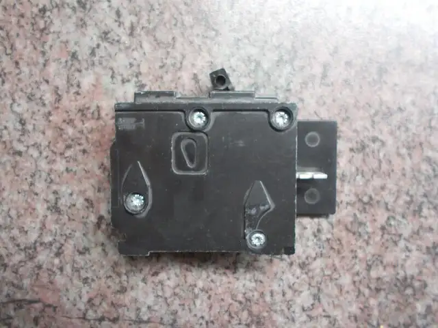 BQ1B015 - Siemens 15 Amp Single Pole 120V BQ Bolt-On Circuit Bre in Electrical in City of Montréal - Image 7