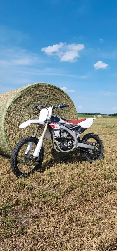 Looking to sell my 2017 yz450f has around 70 hours on it nothing wrong with it reason for selling wa...