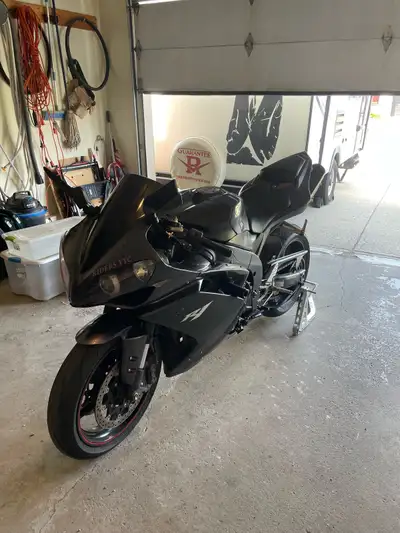 2007 Yamaha R1, 45,000km Recently done: Cam chain tensioner Cam chain Valve clearance adjustment Val...