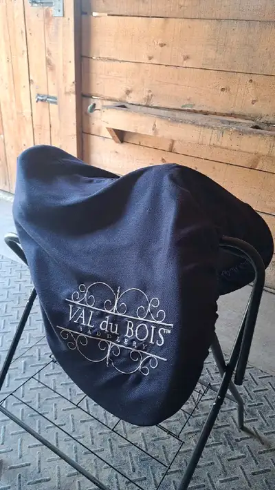 Je vend ma selle Val du Bois car elle ne fait plus à ma jument. Utilisé 2ans presque neuve. Toujour...