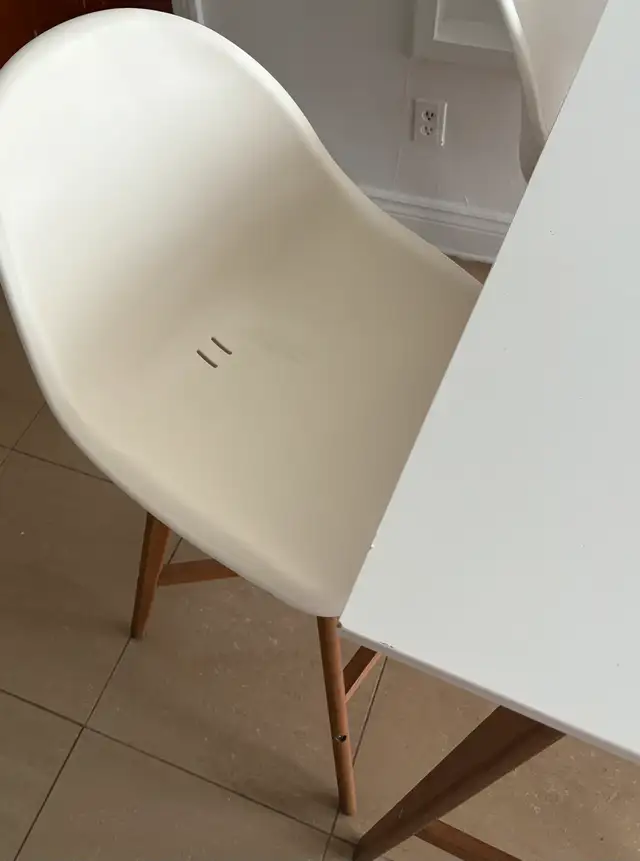 Table and 4 chairs62863731743362121