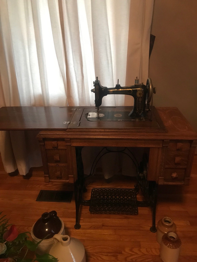 Antique Sewing Machine  in Other Tables in Belleville - Image 3
