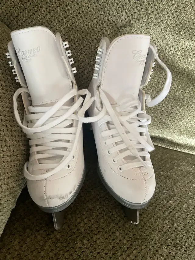 Figure Skates Size 5 in Skates & Blades in Oakville / Halton Region - Image 2