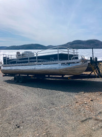 25 ft—Pontoon Boat