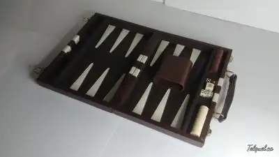Petite Mallette de Voyage Vintage de Jacquet/Backgammon en Vinyle Brun Marbré et Blanc avec Pions Ma...