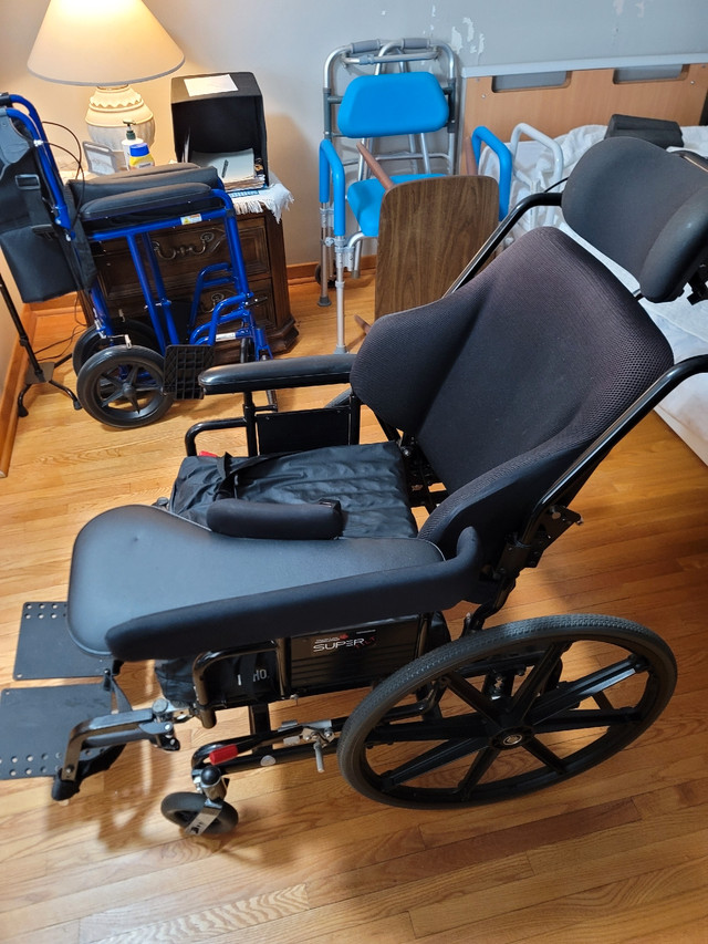 Wheelchair with wide seat and tilt. in Health & Special Needs in Oakville / Halton Region - Image 3