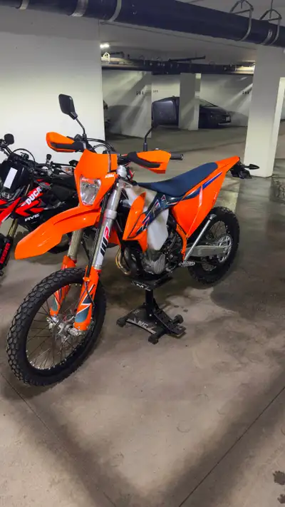This bike is in perfect mechanical condition. Oil changes done every 500- 750km. Brand new chain, br...