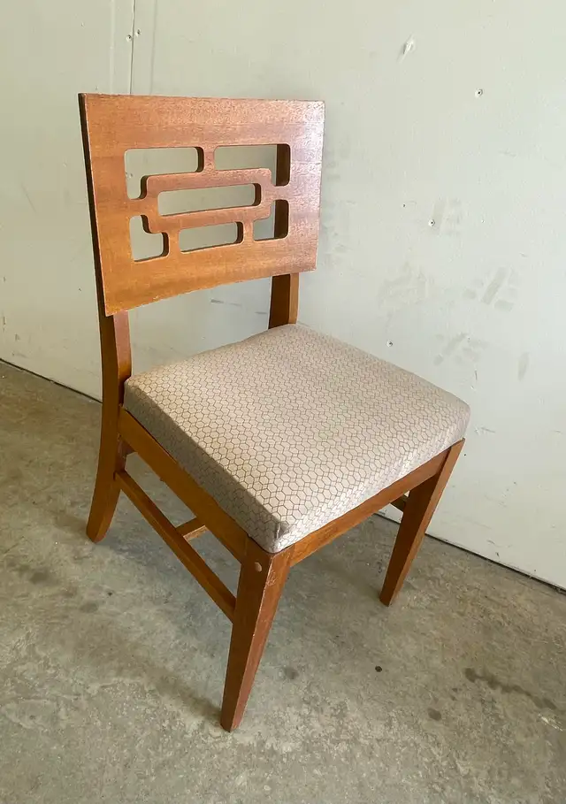 A set of 4 MCM vintage dining/cottage chairs (one armed), refurb in Dining Tables & Sets in City of Toronto - Image 6