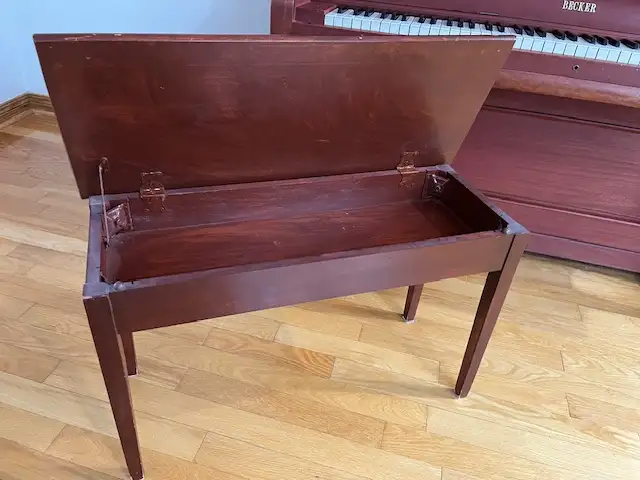 Piano droit et banc in Pianos & Keyboards in Longueuil / South Shore - Image 4