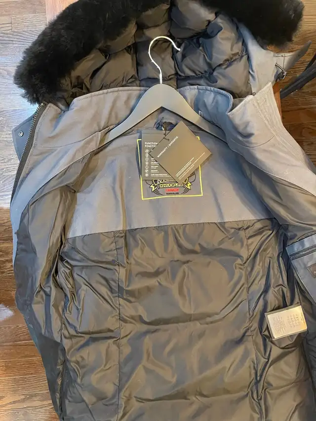 mooseknuckle women’s jacket  in Women's - Tops & Outerwear in Mississauga / Peel Region - Image 4