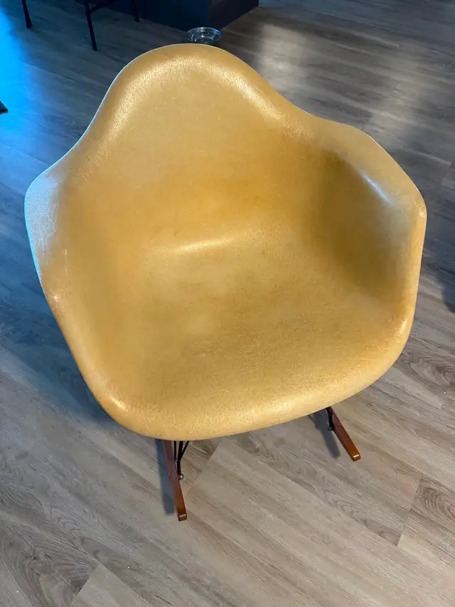 Eames | Herman MIller 1950s Armshell Rocking Chair in Chairs & Recliners in Mississauga / Peel Region - Image 3